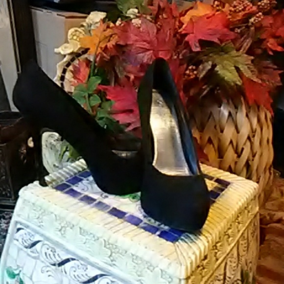 Shoes - Picture 4 of 6